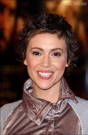 Photos Plus Tard Cette Annee La Ses Cheveux Commencent A Repousser Et Elle S Offre Une Coupe Tres Mutine Qui Lui Met En Valeur Ses Yeux Cheveux Cheveux Courts Coupe De