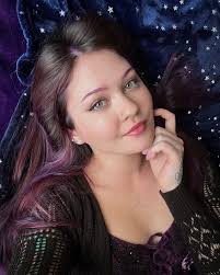 Naomi Marsh's Instagram, Twitter & Facebook