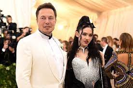 В субботу илон маск выступит в передаче saturday night live в качестве ведущего — решение пригласить скандального миллиардера на эту роль вызвало бурное негодование пользователей сети и даже участников самой передачи. Grajms Rasskazala O Svoem Romane S Ilonom Maskom Ya Lyublyu Ego Spletnik