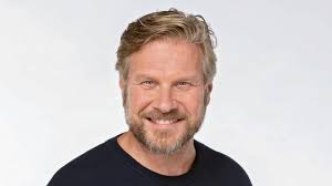 Dabei sieht die schauspielerin aus, als sei sie in einen farbtopf gefallen. Die Darsteller Rote Rosen Rote Rosen Ard Das Erste