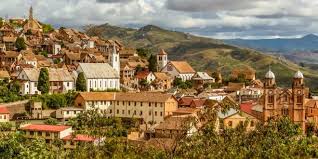 Madagascar is a country in the indian ocean off the eastern coast of africa.it is the fourth largest island in the world, and its wildlife is so unique and diverse that it's nicknamed the eighth continent. Fianarantsoa Historische Viertel Sehenswurdigkeiten Dschungel Express