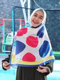 Dari tiga bersaudara itu,hanya ria ricis yang hingga kini masih single. Ria Ricis Ungkap Alasan Dirinya Berhijab Ramadan Liputan6 Com