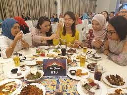 Bangi golf resort restaurant (bgr) merupakan salah satu daripada club golf di malaysia yang telah menerima perakuan sijil halal daripada jakim, buffet ramadhan bgr ini digemari ramai kerana kepelbagaian juadah dan kualiti masakan yang disediakan. E Wen Hooi Bangi Golf Resort Ramadan Iftar Sesama