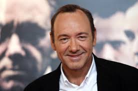 Kevin spacey , in full kevin spacey fowler , (born july 26, 1959, south orange , new jersey , u.s.), american actor on stage and screen, especially known for his dynamic roles in dark comedies. Kevin Spacey Meldet Sich Mit Bizarrem Video Zuruck Monopol