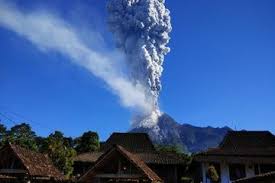 Area bahaya yang tidak boleh ada aktivitas manusia adalah radius 3 kilometer dari puncak gunung merapi. Di Balik Erupsi Gunung Merapi Hari Ini Simak Manfaat Abu Vulkanik Bagi Kesuburan Tanah Semua Halaman Grid