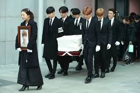 33,780 likes · 13 talking about this. Jonghyun S Coffin Carried By K Pop Stars At Funeral Ew Com