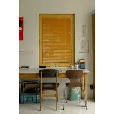 Een achterkant dat wat voorkant wordt, maar ook nog steeds blij is  achterkant te zijn. . De tuinmuur lijkt op een huisje omdat het ook een  huisje is. Het was als een