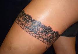 taetowierer michael das tattoo studio leverkusen bei koln strumpfband tattoo tattoos frauen tattoo oberschenkel