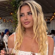 Kelly Vedovelli en vacances à Saint-Tropez, ses idylliques retrouvailles  avec un ex-chroniqueur de TPMP