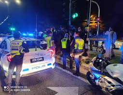 Tanpa memperincikan kaedah berkenaan ketua polis negara abdul hamid bador berkata, pdrm telah melakukan pemeriksaan secara mengejut, di kediaman yang dikenal pasti ingkar perintah kawalan pergerakan bersyarat (pkpb), bermula hari ini. Ingat Gta V Ke Nak Main Rembat Kereta Polis 2 Ditahan Rembat Kereta Peronda Pdrm 6 Gambar The Reporter