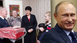 Děda Putin Mráz daroval chudé dívce štěně. „Zázraky se dějí,“ jásá Rusko