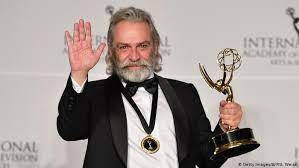 Ardından şarkıcı aşkın nur yengi ile 2006'da evlendi. Turkey S Haluk Bilginer Receives Best Actor Award At International Emmy Awards