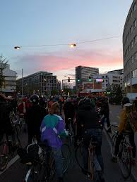Bu hareket, ilk olarak san francisco'da, 25 eylül 1992 tarihinde, yaklaşık elli kadar bisikletçi ile başlamıştır. Critical Mass Zurich Wir Waren Dabei Veloplus Blog