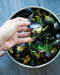 Add the mussels, broth, and wine to the pot and cover with a lid. How To Cook Mussels With Garlic And Lemon Sauce Two Purple Figs