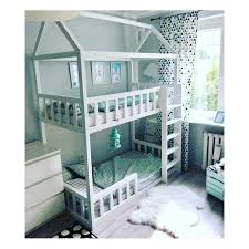 Hochbett kinder haus kinder hochbett in 90x200 weiss mit schubladen und viel stauraum raumsparbetten etagenbett 90x200 stockbett buche massiv bymm möbel, kind im haus das sind die. Etagenbett Haus Fur Kinder Adventure 2 Mini Mit Leiter Naturholz Online Shop Fur Kinder Wiieinkind De