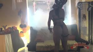 A diabinha Val Mineirinha tirou a roupa durante o show erótico