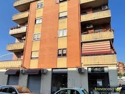 A pochi minuti da tutti i servizi di prima necessità disponiamo di un appartamento con ingresso indipendente di 120 mq. Vlqdidf8efv4om