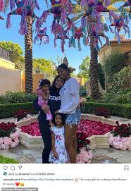 Vanessa bryant took michael jordan's hand and walked down from the stage, a familiar chant breaking out throughout the arena as she made her way back to her seat. Vanessa Bryant S Tochter Bond Zusammen Um Eine Atemberaubende Floral Anzeige Fur Ihr Geburtstag Aktuelle Boulevard Nachrichten Und Fotogalerien Zu Stars Sternchen