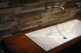 Dagli accessori e complementi (bicchieri, contenitori e portasapone in pietre naturali) ai piatti doccia in marmo, dai lavelli d'appoggio in roccia trachite. Mobile Bagno In Legno Di Noce Scuro E Travertino Greve Pietre Di Rapolano