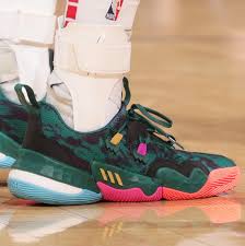Le meneur de jeu des hawks a teasé une sortie imminente de ce modèle. Nbakicks S Tweet Thetraeyoung In The Adidas Trae Young 1 Nbakicks Trendsmap