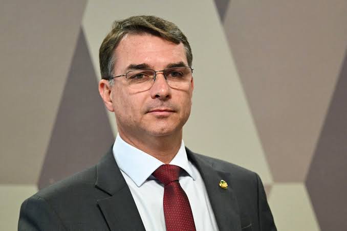 Se Flávio Bolsonaro não tiver como comprovar empréstimo de Vorcaro, é  crime', diz advogado | Brasil de Fato