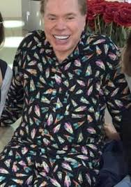 Apresentador de 90 anos havia sido internado para realizar exames. Pijama