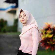 Foto cewek cantik sedang bermain dengan singa putih. 17 Ide Cewek Cantik Kecantikan Wanita Mode Wanita
