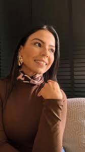 🎀 Você já explorou o poder de um lenço no look?, Nesse tutorial, te mostro  uma forma prática e elegante de amarrar que pode transformar desde o visual  mais básico até o mais sofisticado., Acessório ...