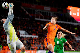 Wanneer de leeuw en leeuwinnen zich helemaal vol hebben gegeten kunnen zij soms ook dagen niet eten. Oranje Leeuwinnen In Eindhoven Op Jacht Naar Bezoekersrecord Foto Destentor Nl