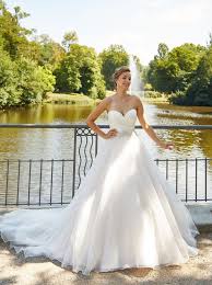 Das kleid ist bereits auf meine körpergröße gekürzt und zwar bin ich mit den. De Luxe By Lisa Donetti Hochzeit De