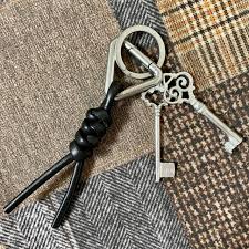 鍵は死ぬまでなくならなさそう。鍵のお供に、お気に入りのキーリングを。ボッテガ・ヴェネタのキーリング。 ｜