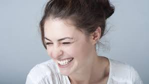 Wanita Berpenyakit Langka yang Lumpuh Mendadak Bila Tertawa