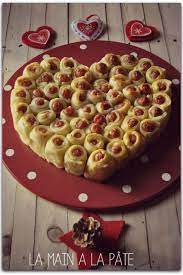 Des pitas, des bretzels, de la crème fraîche, du guacamol, du persil finement haché, de l'ail, du poivre et du poivron rouge pour la décoration. 18 Recettes D Amuse Bouche Faciles Et Pas Chers Pour Noel Et Les Fetes Recette Idee Recette Recettes De Cuisine
