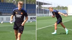 Martin ødegaard (born 17 december 1998) is a norwegian professional footballer who plays as an attacking midfielder for premier league club arsenal and . Arsenal Fans Think They Ve Got Chance Of Signing Martin Odegaard