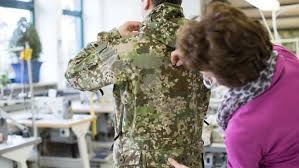 Der bundespräsident erlässt die bestimmungen über die uniform der soldaten und bestimmt die kleidungsstücke, die mit der uniform getragen werden dürfen, ohne uniformteile zu sein. Die Bundeswehr Bekommt Neue Uniformen Im Tarnmuster Multitarn