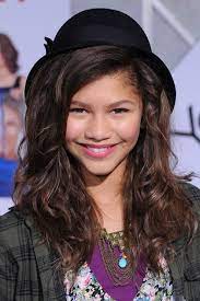 She was born zendaya maree stoermer coleman in oakland, california to kazembe ajamu coleman and claire stoermer. Zendaya S Best Red Carpet Hair And Makeup Looks Teen Vogue