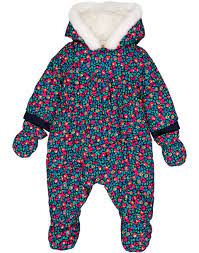 Dans la collection pour bébé fille, on retrouve bien sûr l'iconique ciré petit bateau, la combinaison pilote chaude et pratique à enfiler ou encore, une large gamme de vêtements d'hiver à motifs. Combinaison Pilote Imprimee Layette Fille Last Chance 60 Bebe Dpam