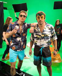 Der schnelle belgier muss sich neben routinier fernando alonso beweisen. Picture Of The Day Stoffel Vandoorne And Fernando Alonso Head To The Beach