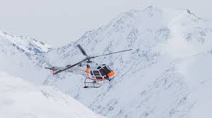 Steeds meer plaatsen in oostenrijk zijn afgesneden van de buitenwereld door de grote hoeveelheid sneeuw die er is gevallen. Lawines In Oostenrijk Nederlander Komt Levend Onder De Sneeuw Vandaan Nos
