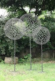 Über die zeit wurde ein großes lieferantennetz aufgebaut, wodurch es heute möglich. Pin By Natalitel On Garden Tips Garden Art Sculptures Lawn Art Metal Garden Art