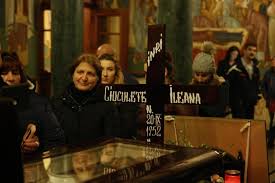 Cei mai mulţi dintre colegii de breaslă spun că nu ştiau de boala interpretei. AdevÄƒrata VarstÄƒ A Ilenei Ciuculete Ce Scrie Pe Cruce A Dat O De Gol Libertatea