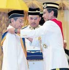 Secara umumnya, orang yang telah dianugerahkan pjn atau jpa dirujuk sebagai datuk , dan adalah normal untuk mencari sehingga 200 pjn atau jpa yang tinggal pada masa yang. Tahyul Karut Atau Benar Perbezaan Gelaran Tun Tan Sri Dan Datuk Dato Baru Baru Ini Penulis Ada Terbaca Sebuah Post Yang Dikongsikan Bertajuk Perbezaan Pangkat Dato Dato Seri Tan Sri Tun Dan