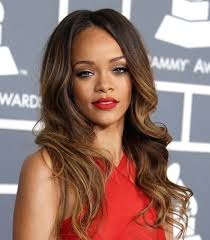 Grammys Beauty Rihanna S Return To Soft Feminine Waves Rihanna Hair Color Rihanna Hairstyles Hair Styles