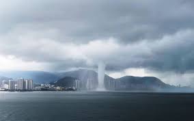Puting beliung atau tornado ialah sebuah tiub angin berpusing yang menyentuh tanah dan awan kumulonimbus. Fenomena Belalai Air Landa Pulau Pinang