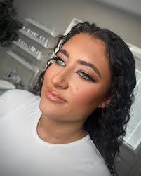 𝙳𝙰𝙽𝙽𝙸🤍✨⠀ ⠀ Fresh peachy bridal glam for the gorgeous Danni's wedding  day back in February. ⠀ I'm missing making up my beautiful brides and being  able to do what I love every