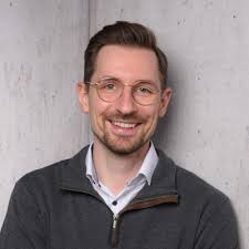 Nach einem Jahr intensiver nebenberuflicher Weiterbildung, sechs  lehrreichen und emotionalen Wochenenden und vielen tiefen Einblicken in  zwischenmenschliche Dynamiken, Kommunikation und mich selbst…