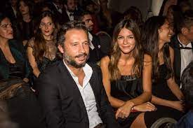 No dia em que gonçalo santana lopes organizou o jantar solidário, no skones, para ajudar na melhoria das condições de vida do seu irmão antónio, que sofreu um acidente que o deixou. Luisa Beirao Recupera O Sorriso Ao Lado Do Filho De Santana Lopes Nacional Flash