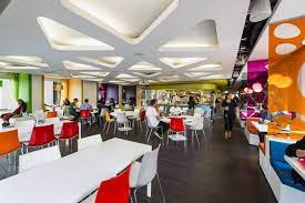Une Cantine Aux Couleurs Chaleureuses Credit Photo Blog Lentreprise Com Cafeteria Design Canteen Design Cafe Seating