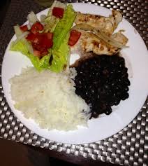 Pollo A La Plancha Sazonado Con Ajo Pimienta Vino Blanco Y Sal Arroz Blanco Y Frijoles Negros Ensalada Lechuga Tomate Y Cebolla Vinagr Food Nutrition Meals