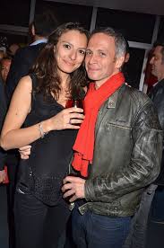 Sous ses airs bien sage, le nouveau présentateur est en fait un fan de tatouages. Samuel Etienne Papa Pour La Deuxieme Fois Sa Femme Helene A Donne Naissance A Un Fils